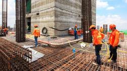 El gigante rascacielos de Bangkok que paga US$8 a sus obreros