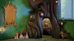 Un árbol se convierte en espacio de lectura en este dormitorio