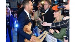 Tom Hardy promueve la adopción con Woody