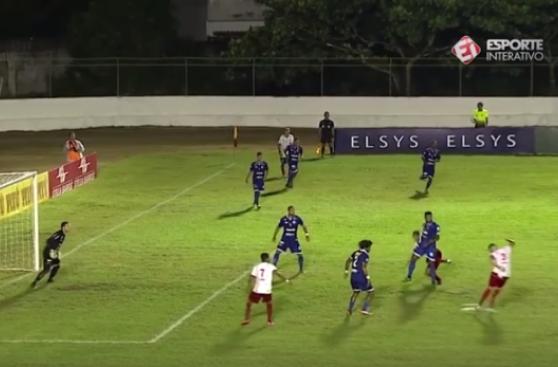 Increíble golazo de taco en el fútbol brasileño (VIDEO)