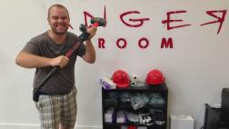 Deja salir toda tu ira destruyendo el Anger Room a tu gusto