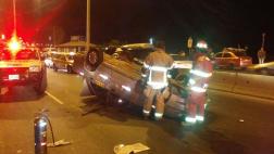 Costa Verde: auto queda llantas arriba tras caída de roca