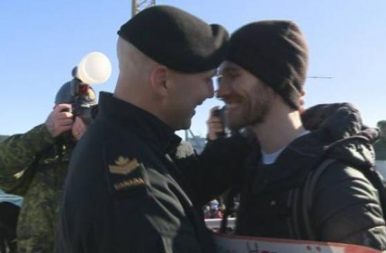 Pareja gay protagoniza tradicional beso de la Armada de Canadá
