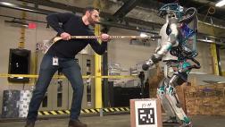 El robot de Google que no deja de trabajar aunque lo agredan