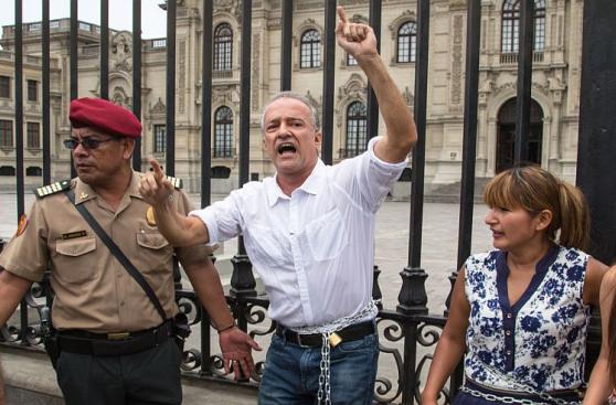 Nano Guerra se encadenó a Plaza de Armas por fallo sobre Guzmán