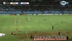 Le anotaron mientras ayudaba a rival y árbitro anuló el gol