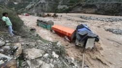 Empiezan a liberar camiones atrapados por desborde de río Rímac