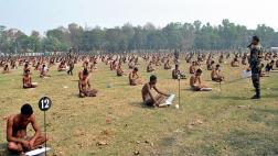 India: Postulantes al Ejército dan exámenes en calzoncillos