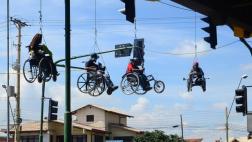 Discapacitados en sillas de ruedas se cuelgan de un puente