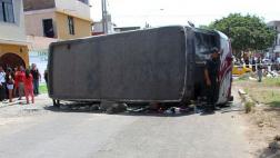 Trujillo: microbús se voltea y mata a cobrador