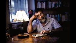 Renato Sandoval: "Aquí seguimos viendo la poesía como un gasto"