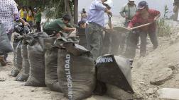 Lima entregó 800 sacos de tierra contra caudal del Rímac en Ate