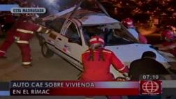 Rímac: taxi con dos personas cayó desde ladera sobre una casa