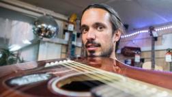 Músico golpeó con guitarra a palestino y ahora es famoso