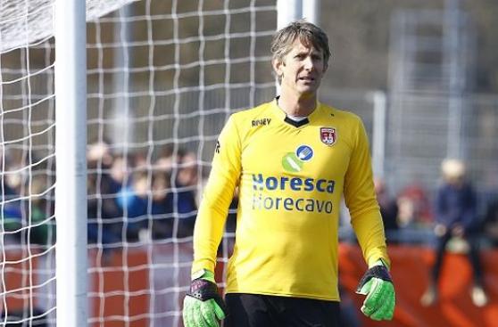 Van der Sar atajó penal en su vuelta al fútbol con 45 años