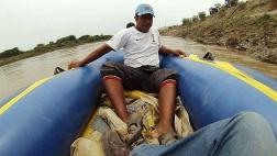 Chiclayo: arriesgan sus vidas al cruzar río en balsas inflables