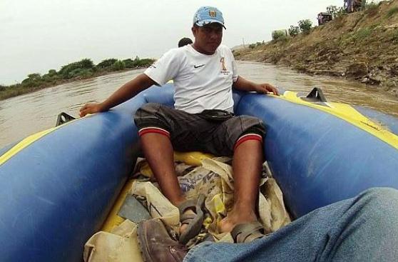 Chiclayo: arriesgan sus vidas al cruzar río en balsas inflables