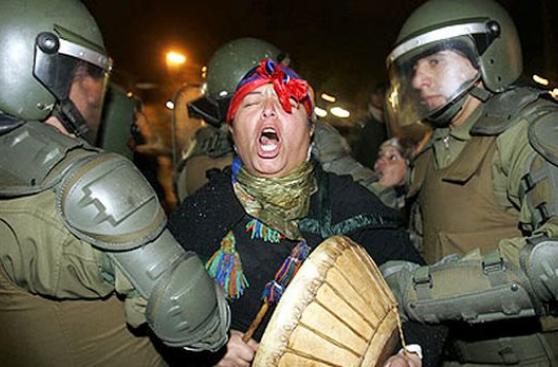 Policías chilenos son acusados de torturar a mapuches