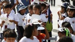 Directora de colegio sería retirada por exponer a niños al sol