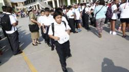 Niños de 9 colegios expuestos al sol en el primer día de clases