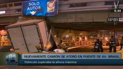 Pueblo Libre: camión quedó atascado en puente de la av. Brasil