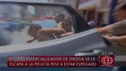 Estuvo esposado y resguardado de policías, pero intentó escapar
