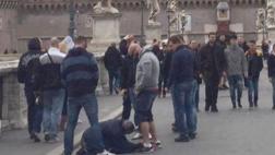 Terrible: Aficionado checo orina sobre una mendiga en Roma