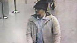 Bélgica busca testigos para reconocer a terrorista del sombrero