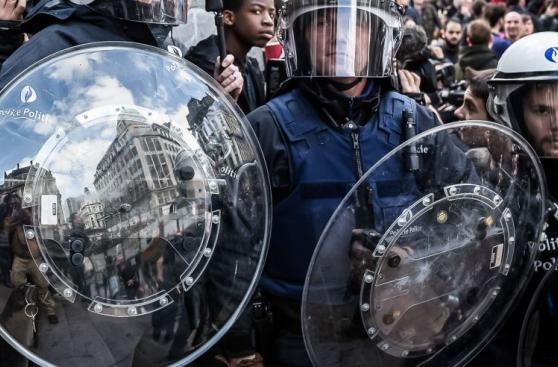 Policía de Bélgica choca con hooligans en Bruselas [FOTOS]
