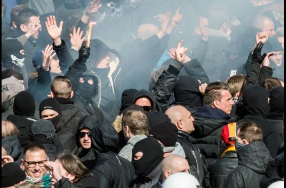 Policía de Bélgica choca con hooligans en Bruselas [FOTOS]