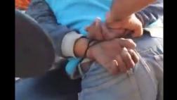 Chiclayo: policías usan pasadores para enmarrocar a un detenido