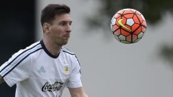 Messi provoca airada reacción en Egipto al donar sus chimpunes