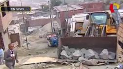 Ate: cargador frontal cayó desde cerro y destruyó dos viviendas