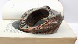 Déjate sorprender por estas joyas hechas con libros antiguos