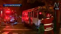 Barranco: diez heridos por choque de coaster contra árbol