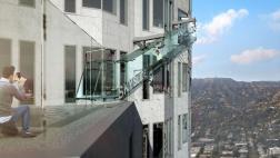 Disfruta de la vista de Los Ángeles en un tobogán de cristal