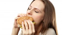 Un truco fácil para controlarte y comer menos, según la ciencia