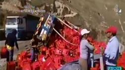 Roban cajas de cerveza tras despiste de tráiler en La Oroya