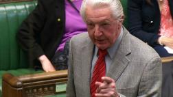 El diputado que fue echado por llamar "turbio" a David Cameron
