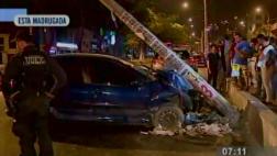 Supuestos policías estrellaron auto contra poste en Comas