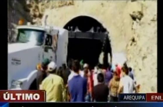 Arequipa: tráiler se estanca en un túnel y paraliza el tránsito