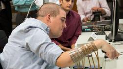 Tetrapléjico recupera control de su mano con implante cerebral