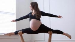 Esta embaraza causa furor en redes al practicar acroyoga