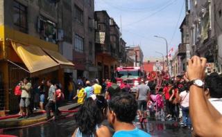 Centro de Lima: bomberos controlaron incendio en Jr. Paruro