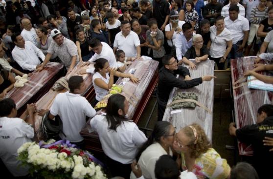 Terremoto: Ecuador empieza a enterrar a sus muertos [FOTOS]