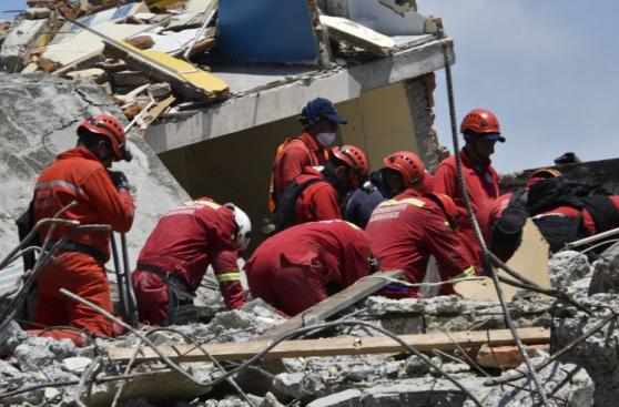 Los bomberos peruanos que buscan sobrevivientes en Ecuador