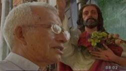 Roban auto a sacerdote y lo extorsionan para no desmantelarlo