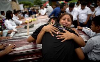 "Ahí está la morgue": Féretros en estadio de fútbol de Ecuador