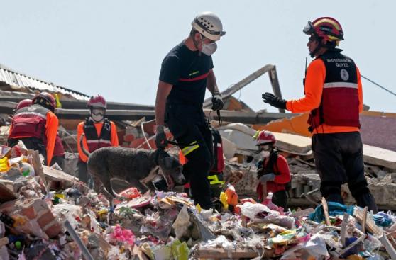 Damnificados reciben ayuda tras terremoto en Ecuador