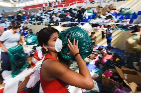 Damnificados reciben ayuda tras terremoto en Ecuador